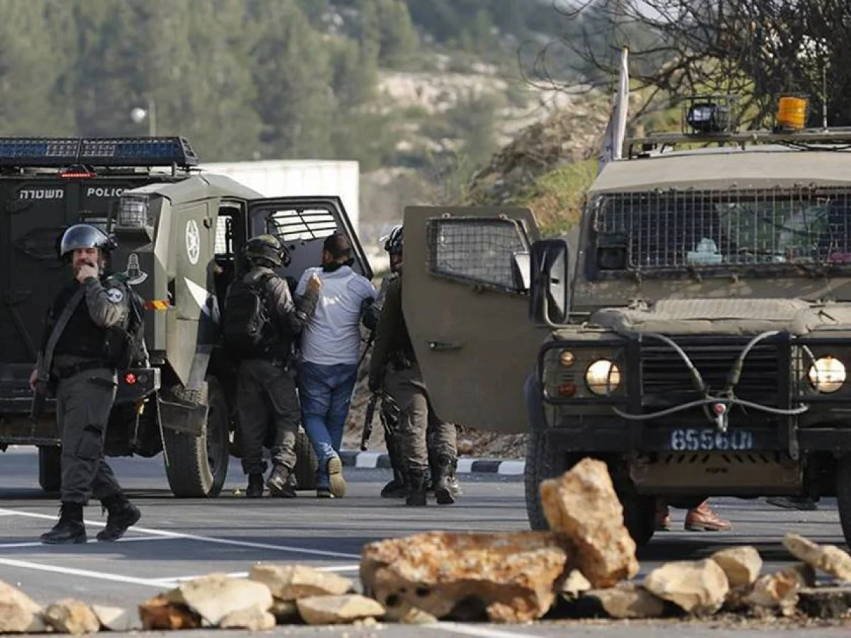 Israeli Forces Detain 10 Palestinians, Including 5 Women, in West Bank Raids
