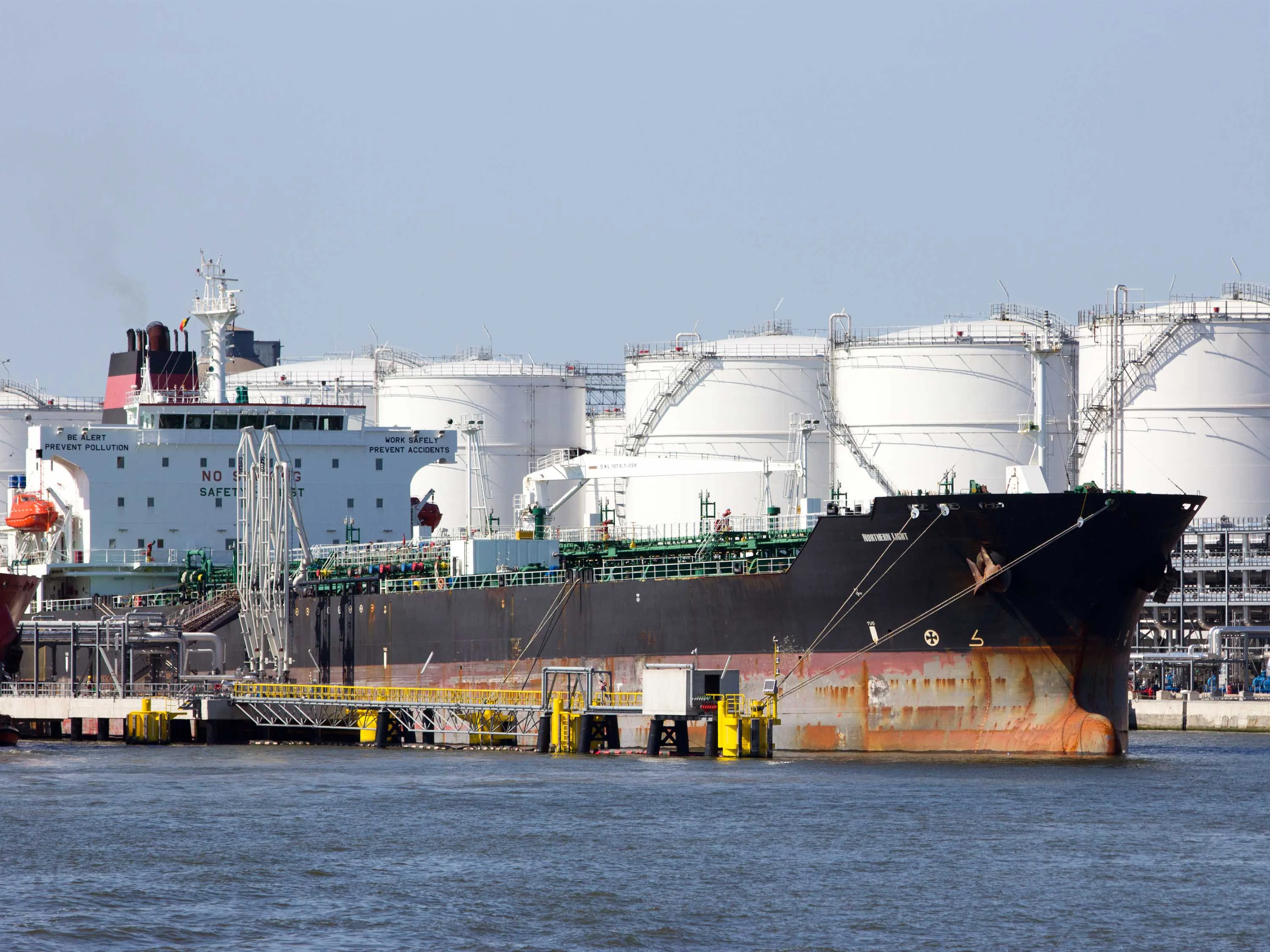 EU fossil fuel imports decline as LNG dependence remains high